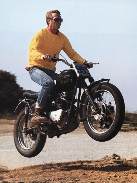 Steve McQueen's Style Fashion Outfit Lookbook Steve Mcqueen Motorcycle, William Claxton, Steve Mcqueen Style, Enduro Vintage, Steven Mcqueen, Moto Triumph, Aryton Senna, Weekend Mode, Mulholland Drive