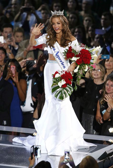 Miss America 2016 - Betty Cantrell Miss America Aesthetic, Pageants Aesthetics, Pageant Girl Aesthetic, Miss America Costume, Betty Cantrell, Beauty Pageant Aesthetic, Pageant Aesthetic, Pageant Winner, Pageant Photography