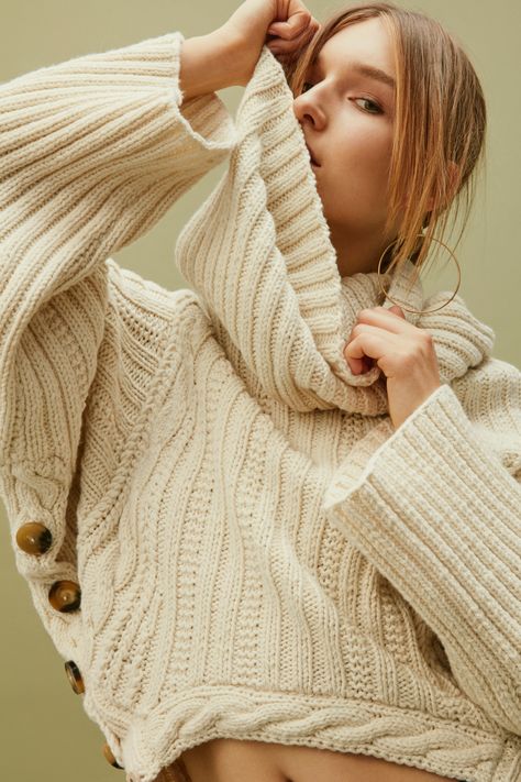 Knitwear Details, Reversible Sweater, Knitwear Inspiration, Knitwear Outfit, Simple Fall Outfits, Sweater Trends, Dress Sweater, Sweater Dresses, Knitwear Fashion