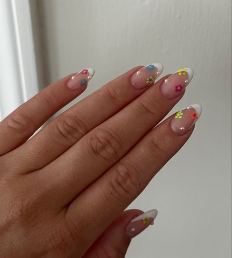 Spring acrylic manicure with flowers and pearls. White French With Flowers Nails, White Tips With Flowers, Nail Ideas With Pearls, French Tip And Flower Nails, White French Tip Nails With Flowers, White French Tips With Flowers, White French Tip With Flowers, French Tip With Flower Design, French Tip Flower Nails