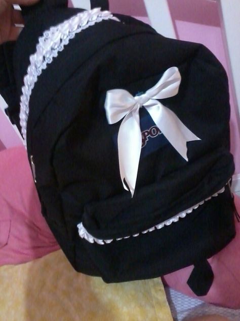 Decorated backpack Black Backpack Decoration Ideas, Coquette Bookbag, Black Backpack Aesthetic, Coquette Backpack, Decorate Backpack, Decorated Backpack, Bow Backpack, Girly Backpacks, Jansport Backpacks