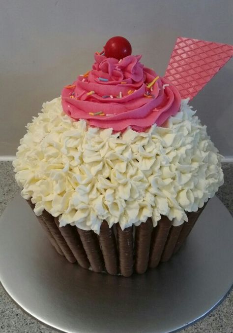 Ice cream sundae giant cupcake Huge Cupcake, Large Cupcake Cakes, Cupcake Decorating Ideas, Jumbo Cupcake, Cupcake Factory, Giant Cupcake Cakes, Big Cupcake, Heart Birthday, Large Cupcake