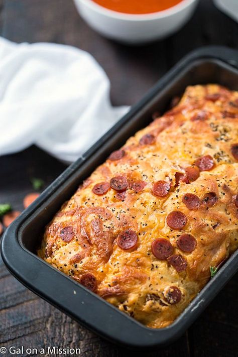 Cheesy quick bread...left out the pepperoni Pepperoni Loaf Bread, Easy Pepperoni Bread, Pizza Loaf Recipe, Bread Machine Pepperoni And Cheese Bread, Cheddar Quick Bread, Pepperoni Cheese Bread, Pepperoni Bread Recipe, Garlic Bread Pepperoni Pizza, Cheesy Pepperoni Pizza Monkey Bread