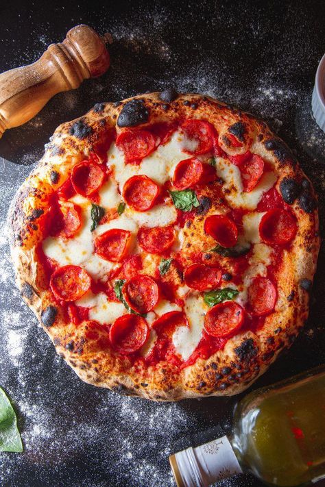 Pepperoni Pizza Photography, Pizza Astethic, Food Photography Pizza, Pizza Food Photography, Pizza Vibes, Pizza Photography, Pizza Pictures, Red Pizza, Pizza Aesthetic