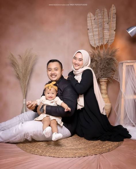 Kk Tedak Sinten, Baby Month Pictures, Inspirasi Foto Studio, Family Photo Aesthetic, Photobooth Idea, Lebaran Outfit, Mom Dad And Baby, Photography Studio Decor, Family Photo Studio