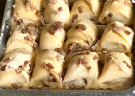 Cream Cheese Rolls Recipe, Crescent Recipes, Cheese Rolls, Cream Cheese Rolls, Pecan Rolls, Breakfast Rolls, Breakfast Sweets, Crescent Roll Recipes, Cheese Rolling