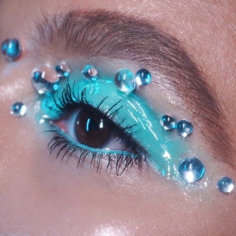 Water Makeup Looks, Universe Makeup, Aqua Outfit, Fashion Show Makeup, Crazy Eyes, Unique Makeup, Eye Makeup Designs, Caking It Up, Makeup Tattoos