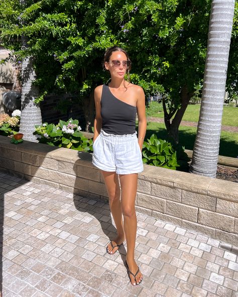 Basic Shorts Outfit, White Linen Shorts Outfit Summer, Black And White Summer Outfits, White Linen Shorts Outfit, Black Linen Shorts Outfit, French Girl Style Summer, Linen Shorts Outfit Summer, Portugal Fits, Linen Shorts Outfit