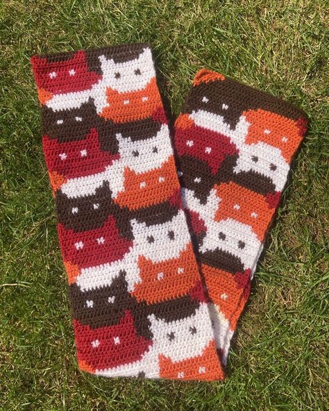 Crochet Cat Scarf, Cat Scarf Pattern, Kat Haken, Yarn Patterns, Cat Scarf, Red Yarn, Crochet Motifs, Cat Crafts, Fine Yarn