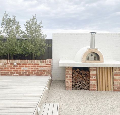 Outdoor Brick Bbq Ideas, Small Courtyard Bbq Ideas, Outdoor Entertaining Area Pizza Oven, Red Brick Bbq Area, Alfresco Pizza Oven, Courtyard Bbq Area, Small Backyard Pizza Oven, Bbq And Pizza Oven Area Ideas Outdoor, Pizza Oven Courtyard