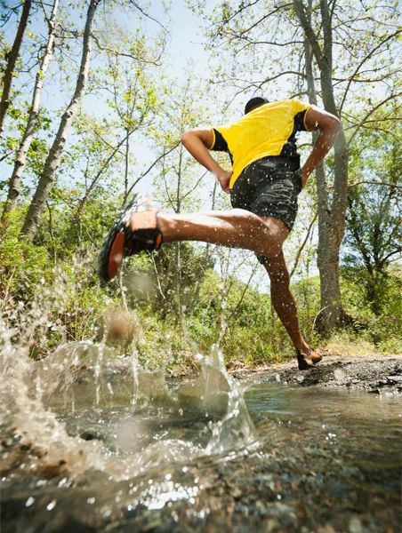 Trail Running Photography, Trail Running Training, Trail Running Gear, Running Pose, Running Photography, Running Photos, Best Trail Running Shoes, Running Inspiration, Running For Beginners