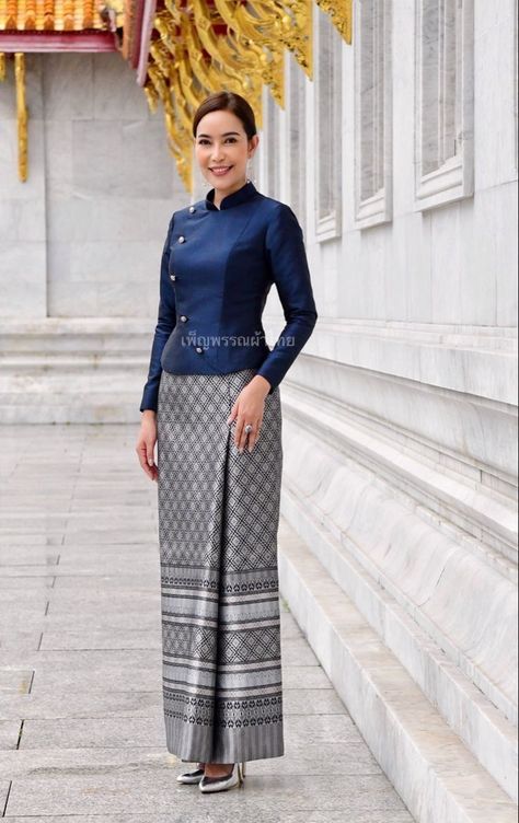 Gaun Batik Pesta Elegan Songket Dress Modern, Lengha Blouse Designs, Thailand Dress, Thai Silk Dresses, Kebaya Modern Dress, Batik Kombinasi, Batik Skirt, Modern Batik, Batik Modern