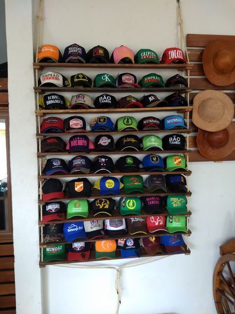 Diy Hat Storage, Diy Hat Display, Baseball Hat Display, Hat Storage Ideas, Organize Baseball Hats, Wall Hat Racks, Diy Hat Rack, Mobile Market, Country Bedroom Decor