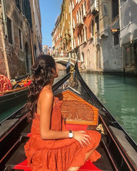 Venice views Pictures In Venice Ideas, Venice Gondola Aesthetic, Venice Italy Gondola Pictures, Venice Fashion Summer, Venice Poses, Venice Instagram Pictures, Italy Poses Ideas, Venice Picture Ideas, Europe Picture Ideas