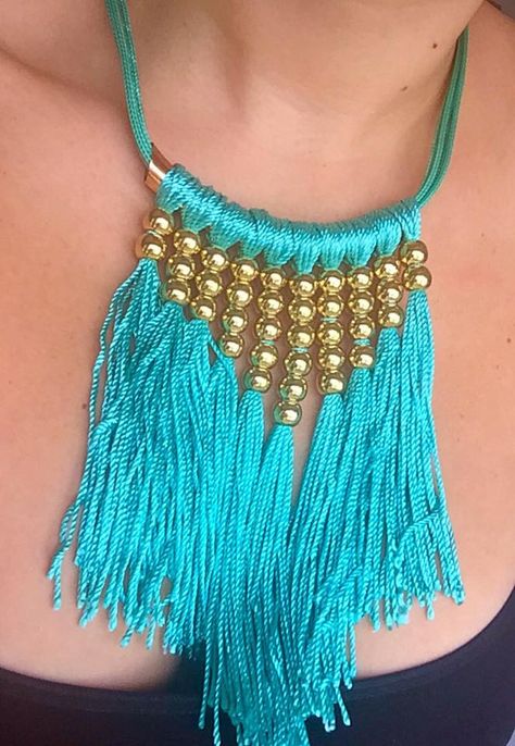 Collar de hilo Boho Bracelets Diy, Blue Statement Necklace, Silk Thread Jewelry, Fabric Necklace, Thread Jewellery, Tassel Jewelry, Textile Jewelry, How To Make Necklaces, Necklace Statement