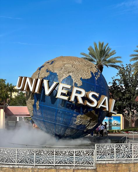 ¿Sabías que Universal Orlando Resort 🇺🇸 consta de tres parques temáticos? 🤩 cada uno ofrece experiencias únicas y emocionantes: 1️⃣ Universal Studios Florida 🎬 Este parque celebra el mundo del cine y la televisión con atracciones basadas en películas y programas famosos. Desde el icónico planeta universal en la entrada hasta atracciones como Harry Potter and the Escape from Gringotts y Transformers: The Ride-3D, Universal Studios Florida combina acción, efectos especiales y entretenimiento e... Universal Studios Florida, Universal Orlando, Orlando, Transformers, Hogwarts, Florida, Instagram