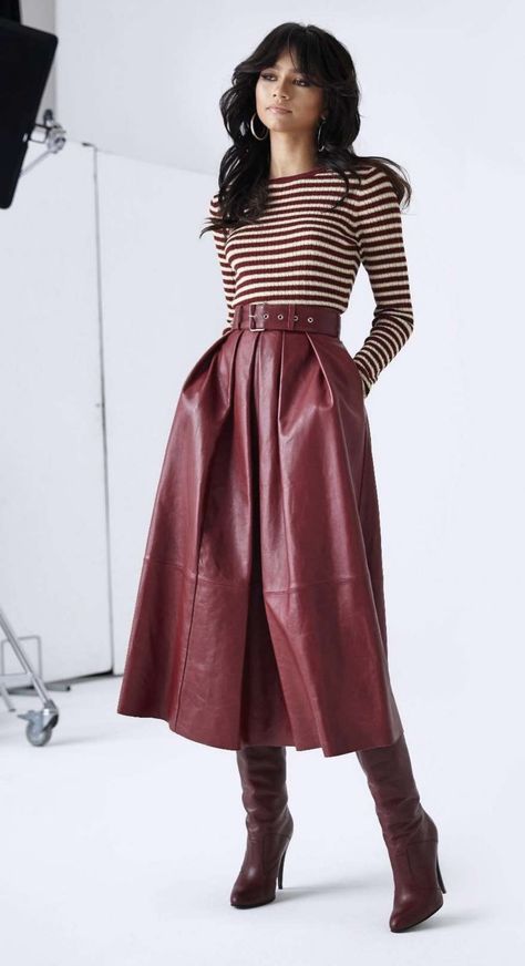 Leather Midi Skirt Outfit, Estilo Chic Casual, Looks Adidas, Satin Clothes, Leather Skirt Outfit, Unique Skirts, Midi Skirt Outfit, Leder Outfits, Casual Outfit Inspiration