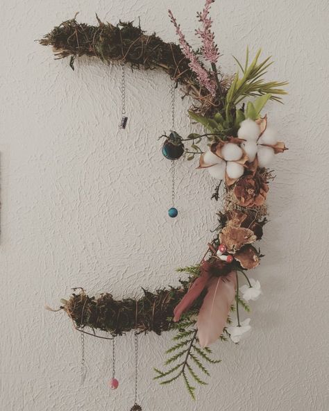 You'll need a crescent shaped twig bundle, moss, dried mushrooms, pinecones and your flowers and feathers of choice along with brown string to wrap it with. Have fun and be creative! Bordem Ideas, Moss And Mushrooms, Moon Wreath, Flowers And Feathers, Dried Mushrooms, Crescent Shape, Be Creative, Flower Wreath, Pine Cones