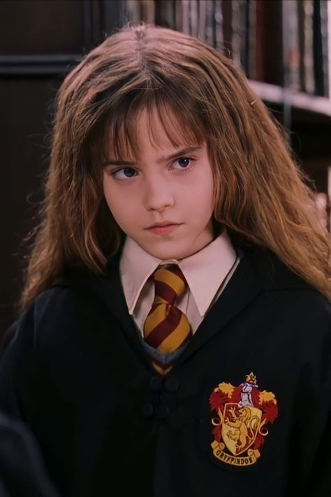 Hermione Harry potter Hogwarts Gryffindor Grifinória Harry Potter Characters Hermione, Hermione Granger Kids, Hogwarts Gryffindor, Emma Watson Harry Potter, Golden Trio, Harry Potter Hermione, Harry Potter Films, Harry Potter Wallpaper, Harry Potter Aesthetic