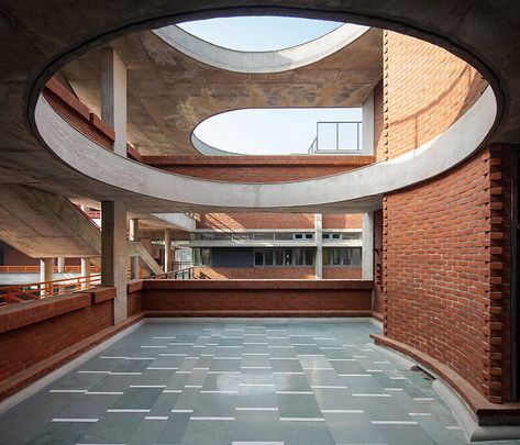 shaily gupta's school in india features brick blocks connected by a floating concrete roof Design School Architecture, 3 Buildings Connected, Concrete Roof Detail, Brick And Concrete Facade, Floor Brick, Architecture Roof, Brick And Concrete, Brick Roof, Roof Ideas