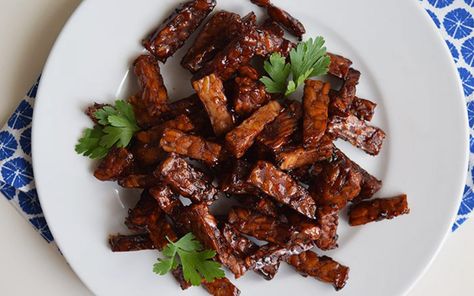 This sweet and spicy tempeh is delicious with rice or in pasta. It's messy but such is life. Enough philosophy, though - these are SO delicious. Get cooking. Spicy Tempeh, Fried Tempeh, Fodmap Lunch, Such Is Life, Long Beans, Healthy Toast, Tempeh Recipes, Tilapia Recipes, Gluten Free Egg Free