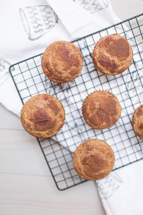 These cinnamon sugar Kodiak Cake muffins are the perfect breakfast treat or midday snack! | read more at happilythehicks.com Kodiak Cupcakes, Smoothie Protein Powder, Kodiak Cakes Muffins, Ww Vegetarian, Kodiak Recipes, Kodiak Cakes Recipe, Bake Snacks, Morning Treats, Smoothie Protein