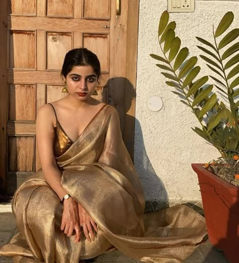 Keep Me Stylish, Indian Sari Dress, Fest Outfits, Golden Saree, Wedding Blouse Designs, Simple Sarees, Saree Designs Party Wear, Indian Fashion Saree, Traditional Indian Outfits