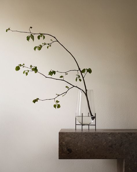 Glass, brass, plant holder Large Floor Vase Arrangements, Minimalist Flower Arrangement, Large Floor Vase, Minimalist Flowers, Floor Vase, Vase Design, Arte Floral, Small Vase, Ikebana