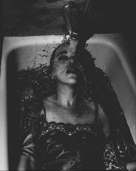 Jeff Soderstrom Horror Photography, Bath Photography, Photographie Portrait Inspiration, Emotional Photography, Halloween Photoshoot, Foto Poses, Dark Photography, Dark Beauty, 인물 사진