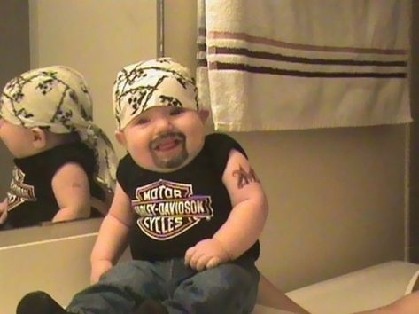 Creative Halloween costumes for baby: DIY baby biker costume Funny Kid Costumes, Funny Baby Costumes, Perlengkapan Bayi Diy, Diy Baby Costumes, Biker Baby, Baby Kostüm, Funny Baby Pictures, Kids Costumes Boys