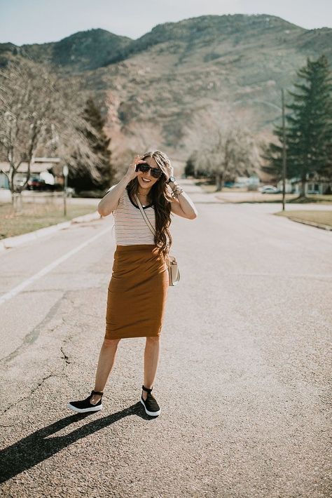 Pencil Skirt Sneakers, Brown Skirt Outfit, Pencil Skirt Outfits Casual, Summer Pencil Skirts, Sneakers Outfit Work, Skirt Outfit Casual, Suede Pencil Skirt, Skirt Diy, Panel Skirt