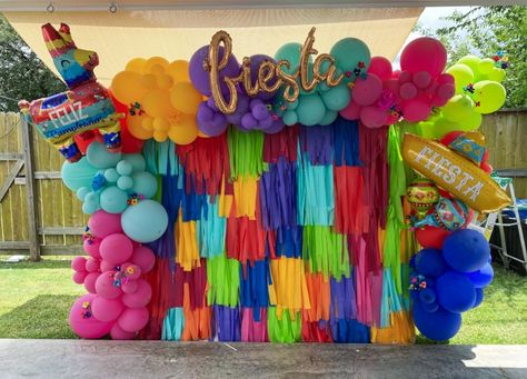 Fiesta Balloon Garland, Fiesta Theme Party Decorations, Giant Cactus, Cactus Party Decor, Frozen Party Decorations, Mexican Birthday Parties, Deco Ballon, Mexican Party Decorations, Fest Temaer