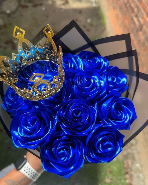 💙🧚🏻 #makeitblue💙 #roses #eternalroses #bouquet #rosebouquet #blackandblueroses #iwishyouroses #velvetstemsandsavorysweets #crown #gift #birthdaypresent #rosesarragement Quinceanera Blue, Ramo Ideas, Sweet 15 Party Ideas, Spiderman Gifts, Eternal Rose, Business Notes, Flower Bouquet Diy, Jelly Bag, Glitter Roses