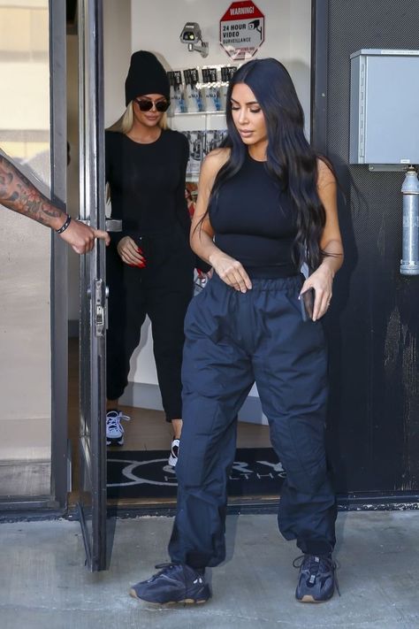 Clean Sleek Outfits, Kim Kardashian Outfits Street Styles, Kim Kardashian Winter Outfits, Kardashian Streetwear, Skims Outfit Ideas, Kim Kardashian Style Casual, Kim Kardashian Street Style, Kardashian Casual Outfit, Kim Kardashian Yeezy