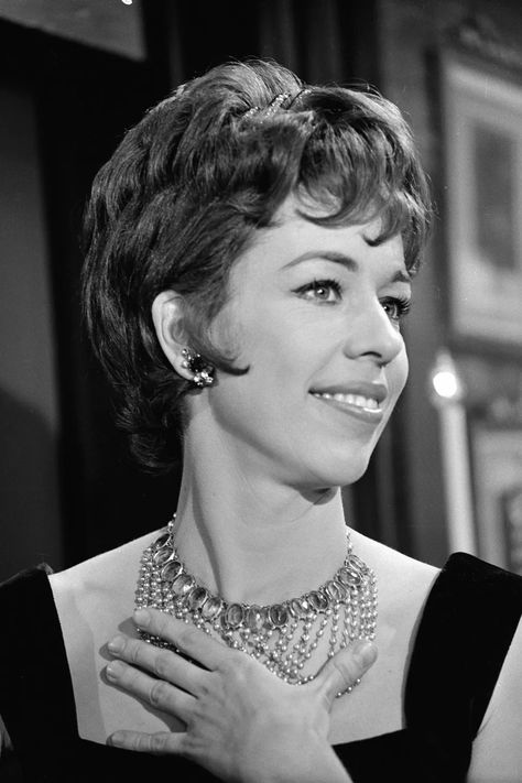 Carol Burnett's Most Iconic Moments- Carol Burnett SAG Awards Hollywood Women, The Twilight Zone, Vintage Pics, Carol Burnett, Celebrity Pics, Swinging Sixties, Golden Oldies, Twilight Zone, Inspiring People