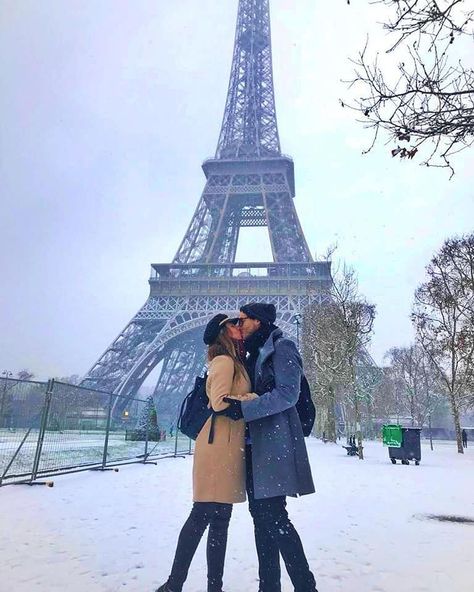 Efile Tower, Outfits Europa, Paris Photo Ideas, Paris France Eiffel Tower, Europe Honeymoon, Paris Couple, Paris Winter, Foto Aesthetic, Honey Moon