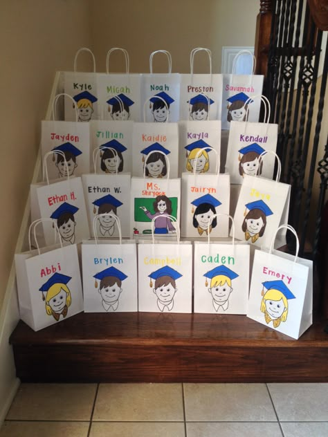 Easy Elementary School Graduation Goodie Bags--Cut out design, trace, and paint Kindergarten Graduation Decorations, Kindergarden Graduation, Preschool Graduation Gifts, Preschool Graduation Party, Kindergarten Graduation Gift, Graduation Gift Bags, Elementary School Graduation, Elementary Graduation, Kindergarten Graduation Party