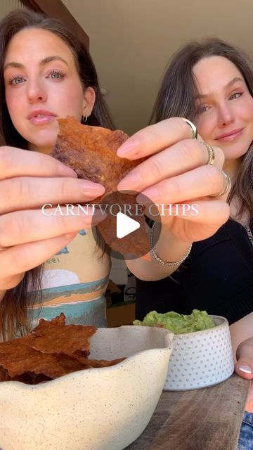 @keto_apprentice on Instagram: "🔥 Carnivore Chips Recipe by @lainiecooks_! 🔥  Looking for a crispy, high-protein snack that’s perfect for all my #ketolovers? 😋✨ Try these easy Carnivore Chips made from ground chicken 🐔—and yes, they’re delicious! Crunch your way through the day with these chips, perfect for dipping in salsa, guac, or queso! 🥑🧀🔥  Want the full recipe card? Drop a “🔥” in the comments below! 👇👇  Ingredients:  	•	1 lb ground chicken 🐔 	•	1 packet taco seasoning 🌮 	•	1 tsp baking soda 🧂  Instructions: 1️⃣ Preheat your oven to 375°F. 🔥 2️⃣ In a large bowl, mix together ground chicken, taco seasoning, and baking soda. Blend thoroughly. 3️⃣ Transfer the mixture to parchment paper. Place saran wrap on top and roll it thin (like super thin). 🥖 4️⃣ Bake for 30-35 minut Carnivore Chips, Easy High Protein Recipes, Carnivore Snacks, Broccoli Mum, Keto Chips, Easy High Protein Meals, Quick Pickled Red Onions, Whole 30 Snacks, Chicken Taco Seasoning