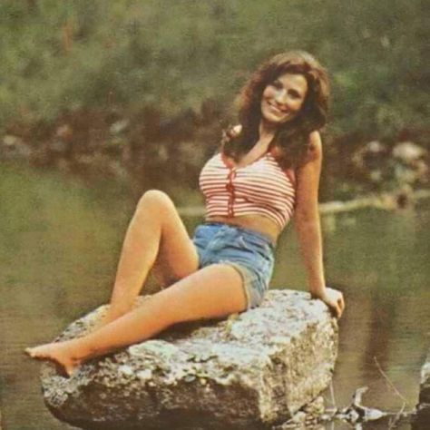 Country Female Singers, Amazing Legs, Outlaw Country, Loretta Lynn, Country Women, Country Music Artists, Country Music Stars, Country Music Singers, Country Stars