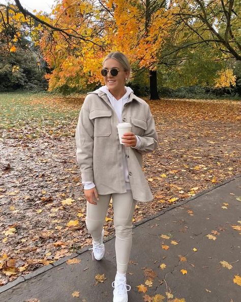 BEX FAYE | Fashion Blogger on Instagram: “Autumn walks 🍂🍁ft the barg @hm shacket 😀” Uni Wardrobe, Shirt Jacket Outfit, Outfit Minimalista, Hoodie Outfit Casual, Fall Jackets Outfit, Chilled Vibes, Shacket Outfit, Love Autumn, Instagram Autumn