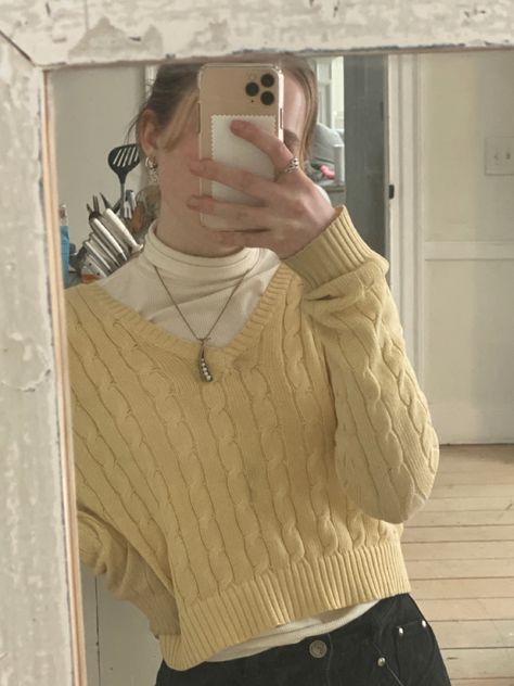 Outfits With Yellow Sweater, Turtle Neck And Sweater Outfit, Yellow Sweater Outfit Aesthetic, Turtle Neck Under Sweater, Yellow Sweater Aesthetic, Turtle Neck Outfit Fall, Yellow Turtleneck Outfit, Yellow Knit Sweater Outfit, Hufflepuff Sweater