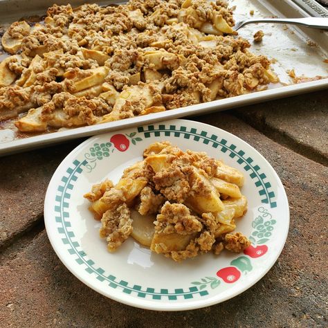 Sheet Pan Apple Crisp Church Desserts, Crowd Food, Best Apple Crisp Recipe, Best Apple Crisp, Thanksgiving Foods, Thanksgiving Snacks, Apple Crisp Recipe, Apple Cinnamon Oatmeal, Best Thanksgiving Recipes