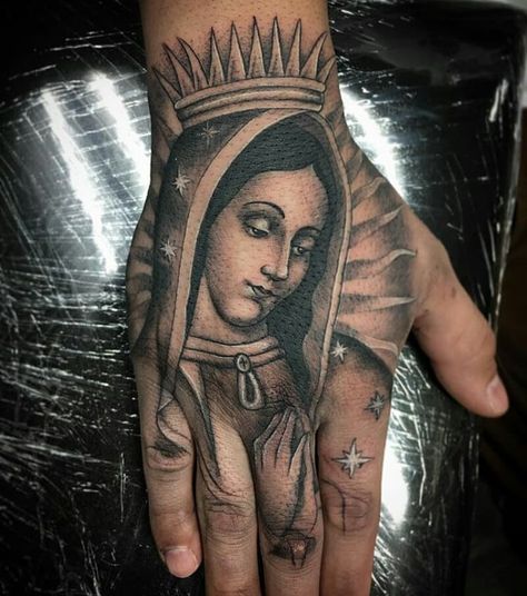 La imagen puede contener: 1 persona Virgin Mary Tattoos, Virgen Mary Tattoo, Mary Tattoos, Hand Palm Tattoos, Traditional Chicano Tattoos, Mother Mary Tattoos, Catholic Tattoos, Art Chicano, Virgin Mary Tattoo