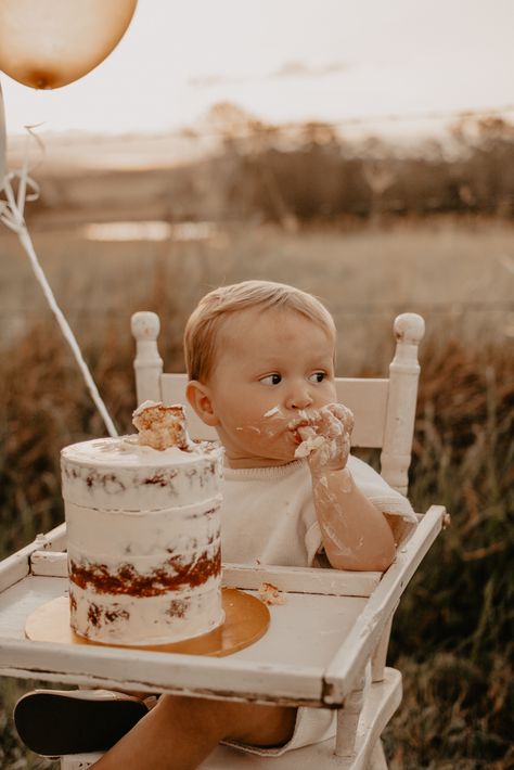 One Year Old Field Pictures, Baby Boy First Birthday Photo Shoot Outdoor, First Birthday Picnic Photoshoot, Outdoor Cake Smash Boy, Outdoor Smash Cake Photoshoot, Cake Smash Outside, First Birthday Photo Shoot Ideas Outdoor, Cake Smash Photos Boy, Cute Fall Photoshoot Ideas