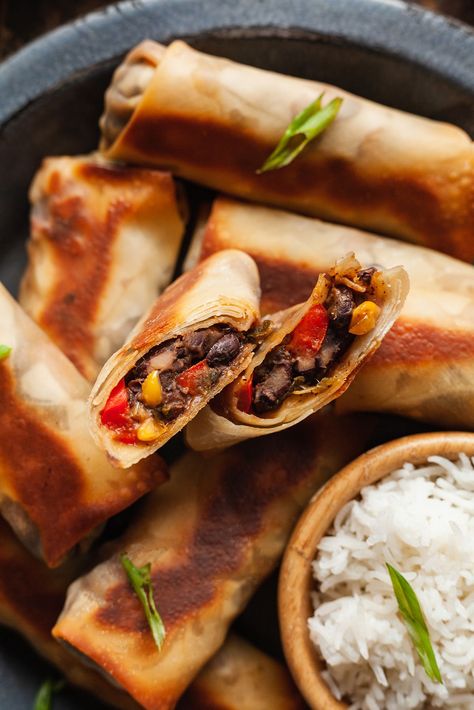 Vegetarian baked southwest egg rolls are an easy and hearty vegetarian dinner idea! Crispy, cheesy, and delicious. #eggrolls #vegetarian #blackbeans Southwest Eggrolls, Pescatarian Dishes, Veggie Egg Rolls, Vegetarian Egg Rolls, Southwest Egg Rolls, Dinner Beef, Vegetarian Mexican, Vegetarian Bake, Egg Roll Recipes