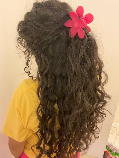 Flower Clip Curly Hair, Flower Claw Clip Hairstyles Curly Hair, Claw Clip Locs, Flower Claw Clip, Clip Hairstyle, Natural Curly Hair Cuts, Short Locs Hairstyles, Curly Hair Photos, Long Hairstyle