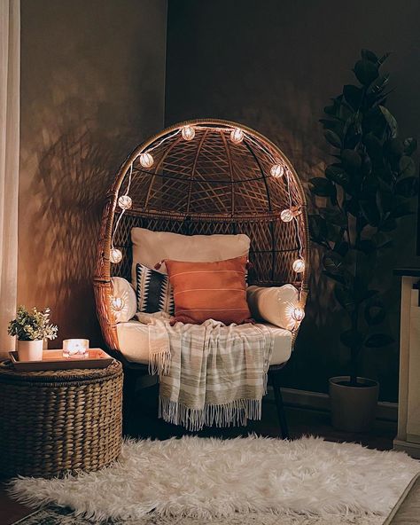 25 Modern And Stylish Indoor Egg Chair Ideas You Will Love Egg Chair Patio Ideas, Egg Chairs Outside, Indoor Egg Chair Living Rooms, Papasan Chair Ideas, Papasan Chair Decor, Egg Chair Ideas, Egg Chair Decoration Ideas, Egg Chair Outdoor, Rattan Egg Chair