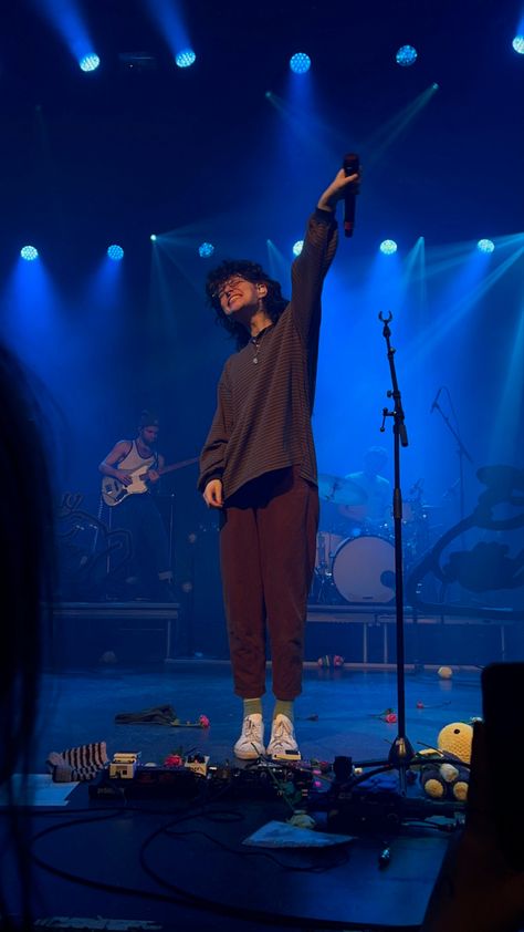 Cavetown Wallpapers, Cavetown Robbie, Cavetown Concert, Robbie Cavetown, Cavetown Aesthetic, Robbie Skinner, Rockstar Aesthetic, Music Pics, He Makes Me Happy