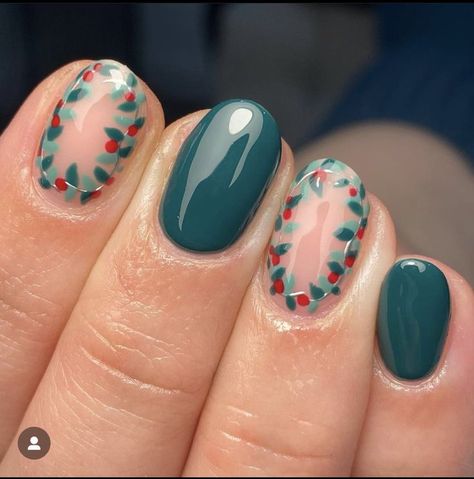 Gel Manicure Ideas For Short Nails Christmas, Pinecone Nail Art, Christmas Boho Nails, Wreath Christmas Nails, Moomin Nail Art, Christmas Cat Nail Art, Wreath Nail Design, Holly Leaf Nails, Nail Inspo For Short Natural Nails