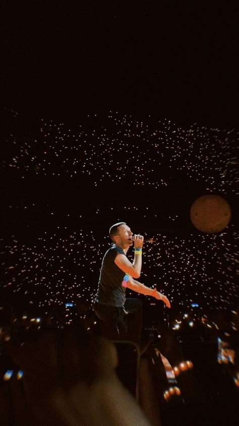 Coldplay Concert Outfit, Coldplay Band, Coldplay Wallpaper, Coldplay Songs, Music Essentials, Jonny Buckland, Coldplay Concert, Concert Aesthetic, Dream Concert